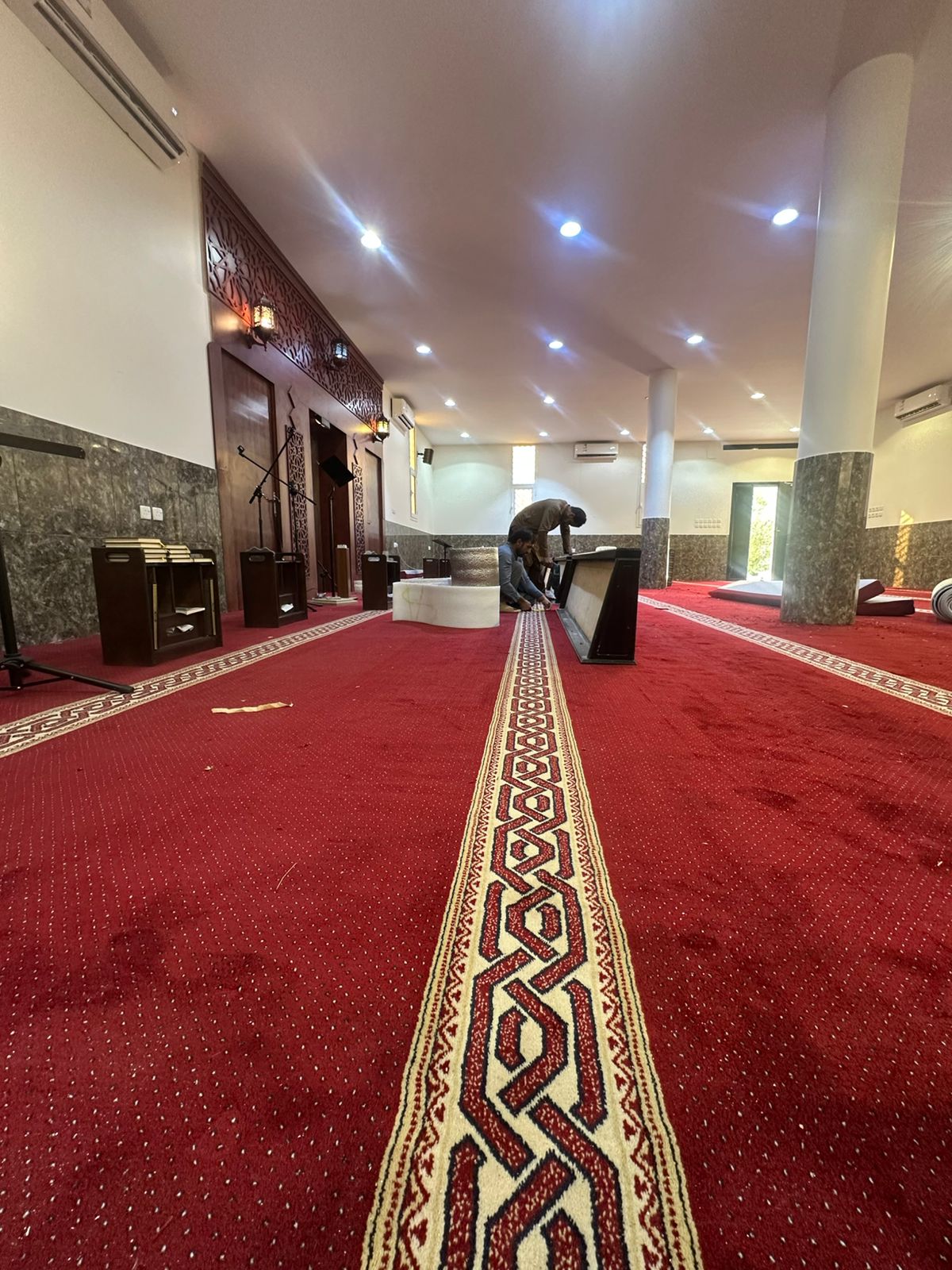 جمعية محراب للعناية بالمساجد وخدماتها بأشيقر تواصل جهودها في خدمة بيوت الله (فرش مسجد المكتبة العامة بأشيقر)